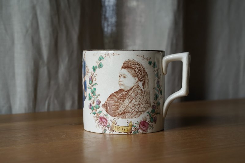 画像1: ヴィクトリア女王即位60年記念マグカップ h8.8cm