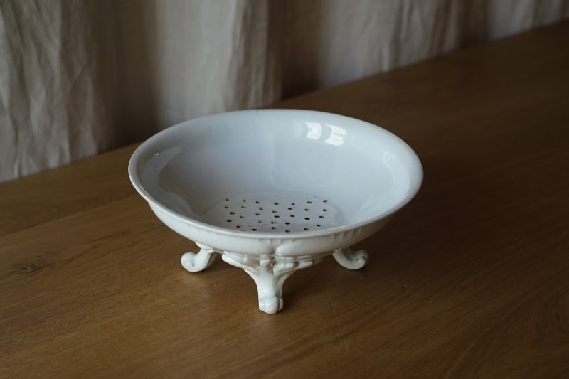 画像1: 白陶器 脚付 水切り皿 φ22.7cm