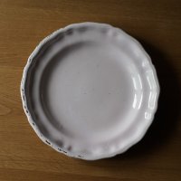 Moustiers 白釉 花リム中皿 φ29.5cm
