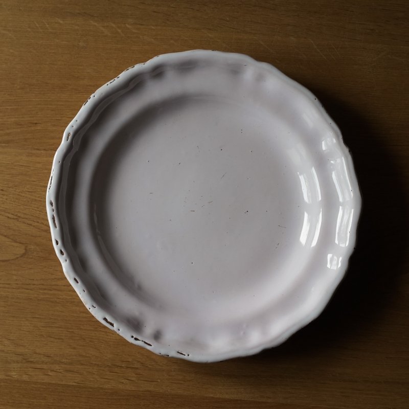 画像1: Moustiers 白釉 花リム中皿 φ29.5cm