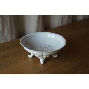 画像: 白陶器 脚付 水切り皿 φ22.7cm
