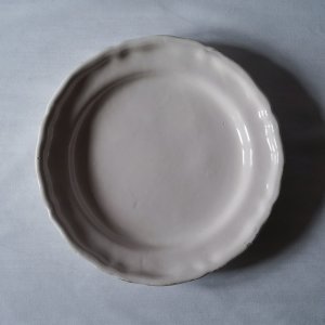 画像: Moustiers 白釉 花リム皿 φ23.4cm