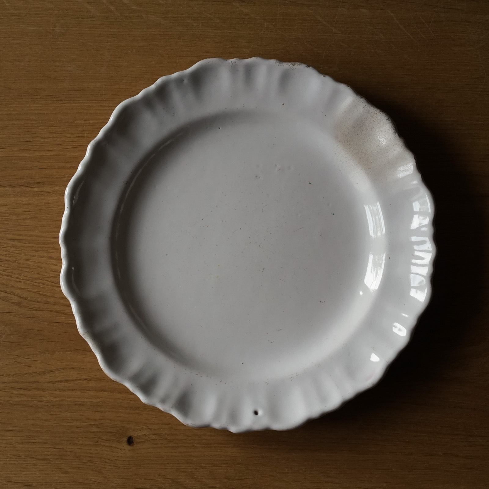 画像1: Moustiers? 白釉 シェルリム平皿 φ24cm