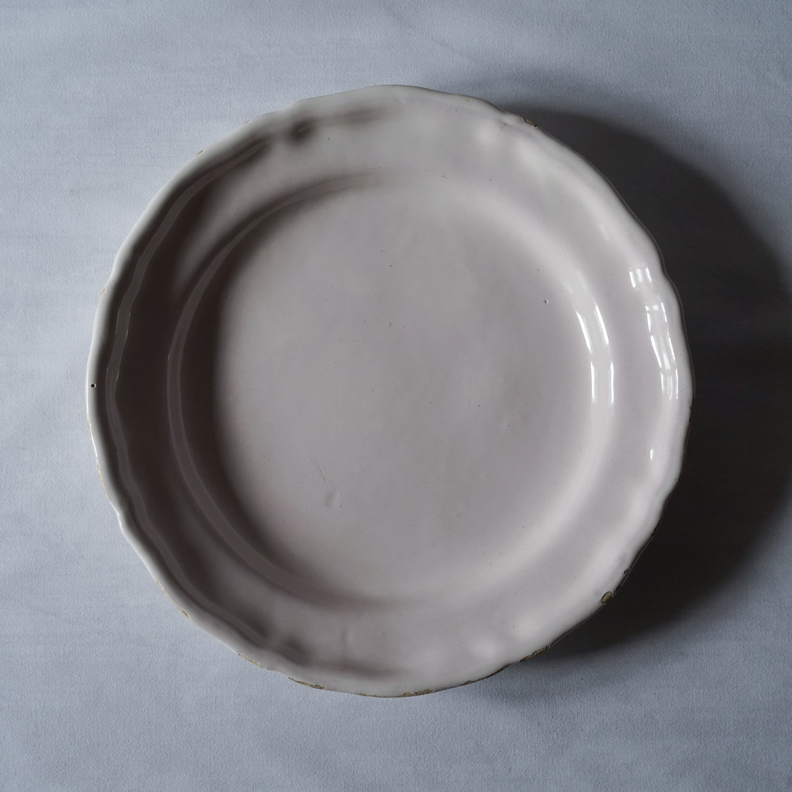 画像1: Moustiers 白釉 花リム皿 φ23.4cm
